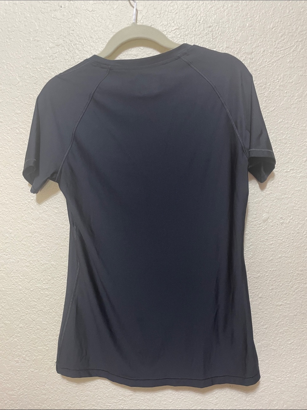 Under Armour Fitted Heatgear Men's Black Tee Shirt. Good Condition. Size S. - Picture 4 of 4
